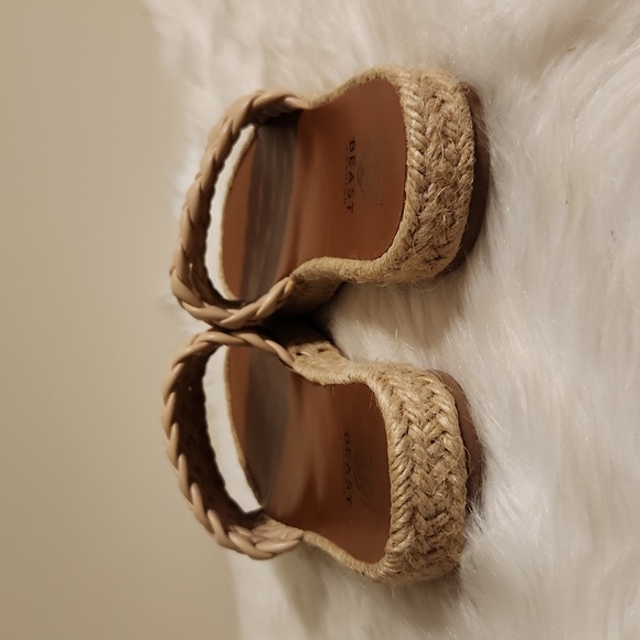 Beast Taupe tan Braided slip on Sandals. Size 7 - Picture 9 of 9